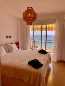 sypialnia z łóżkiem i widokiem na ocean w obiekcie Seaview w mieście Villajoyosa
