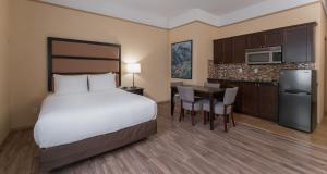 Habitación de hotel con cama y cocina en Prestige Inn Golden en Golden