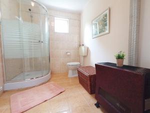 uma casa de banho com um chuveiro e um WC. em Private House with Garden 