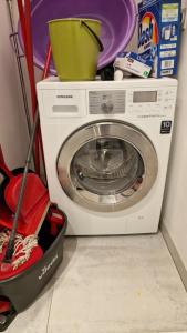 una lavadora con una fregona sentada al lado en Apartman Bela en Njivice
