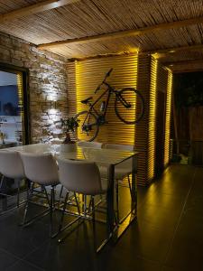 una bicicleta colgada en la pared de un restaurante en Butiq Garden en Kemer