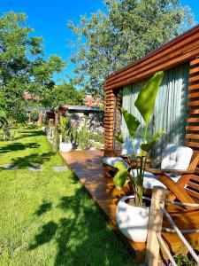una terraza de madera con sillas y una casa en Butiq Garden en Kemer
