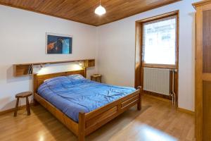 een slaapkamer met een bed en een raam bij Appartement de 2 chambres avec balcon et wifi a Le Coin in Arvieux