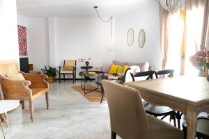 - un salon avec une table et des chaises dans l'établissement Zibá Córdoba Only Families, à Cordoue
