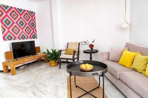 - un salon avec un canapé et une télévision dans l'établissement Zibá Córdoba Only Families, à Cordoue