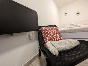sypialnia z czarnym krzesłem i łóżkiem w obiekcie Petite Studio With Ensuite Bathroom w Zagrzebiu