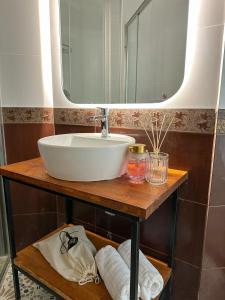 bagno con lavandino e specchio di Ella Alaçatı Otel a Ildir