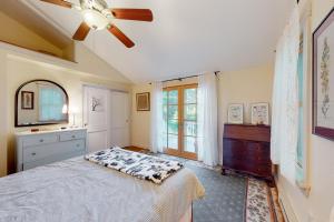 - une chambre avec un lit et un ventilateur de plafond dans l'établissement The Lakeside Daisy, à Raymond