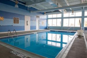Sundlaugin á Holiday Inn Express Columbus Airport Easton eða í nágrenninu