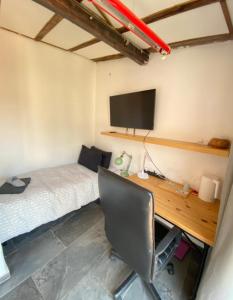 - une chambre avec un lit et un bureau avec un ordinateur dans l'établissement Cadorna, à Florence