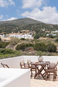 eine Terrasse mit einem Tisch und Stühlen mit Aussicht in der Unterkunft Sealit Deluxe Apartment in Drios