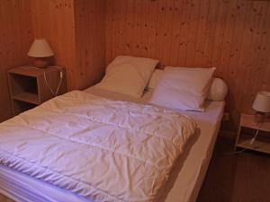 Un pat sau paturi într-o cameră la Chalet Châtel, 5 pièces, 8 personnes - FR-1-200-212