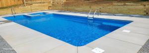 uma piscina com água azul num quintal em Rare Find! Private Heated Pool & Spa - Entire Home Near ATL City Center em Atlanta