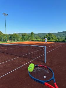 Tenis a/nebo squash v ubytování Rooms Degenija Annex nebo okolí