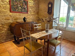 uma sala de jantar com uma mesa e uma secretária em Casa de Romaxe em Muros