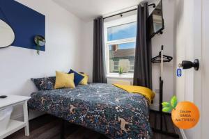 ein kleines Schlafzimmer mit einem Bett und einem Fenster in der Unterkunft Orange Rentals-Characteristic Victorian terrace 5 bedroom house in Liverpool