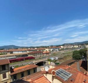 - une vue sur une ville avec un train et des toits dans l'établissement Cadorna, à Florence