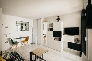 TV a/nebo společenská místnost v ubytování Cosy T1, à 10 minutes à pieds des plages