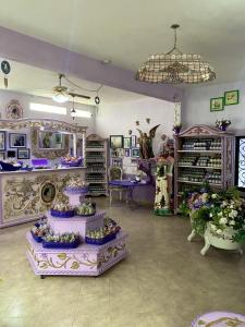 una stanza con un negozio di fiori in esposizione di Casa Morada a Bernal