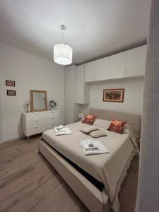 ein Schlafzimmer mit einem großen Bett und einem Spiegel in der Unterkunft La Coccona in Porto Venere