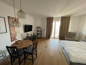 um quarto com uma cama, uma mesa e cadeiras em Premium Apartament 156 em Rzeszów