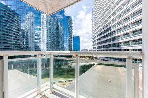 巴西利亚BSB STAY Premium Flats Particulares - Saint Moritz的阳台上可以欣赏到城市摩天大楼的景色