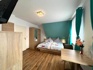 Schlafzimmer mit einem Bett mit blauer Wand in der Unterkunft Pension Seepferdchen in Norddeich