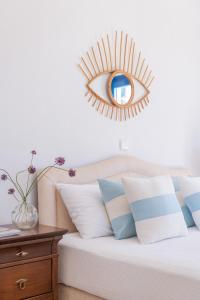 een slaapkamer met een bed met een spiegel aan de muur bij Sealit Deluxe Apartment in Drios