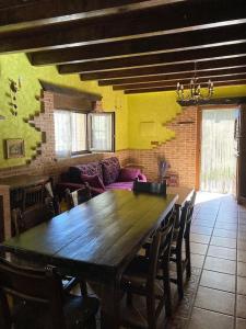 een grote houten tafel in een woonkamer met een bank bij La Casa de Fefita (Stone house in a privileged environment 35 km from Bilbao) 