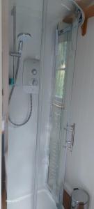W łazience znajduje się prysznic ze szklanymi drzwiami. w obiekcie The Holcombe Hut, Ridgefield House w mieście Longdown