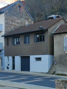 una casa grande con garaje en una calle en La maison de Soso, en Capendac