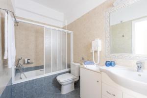 een badkamer met een toilet, een wastafel en een douche bij Sealit Deluxe Apartment in Drios
