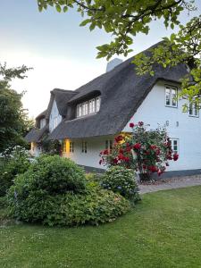 a large white house with a thatched roof at Friesenstube Borgsum/Foehr in Borgsum