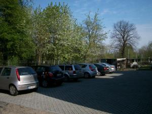 una fila de autos estacionados en un estacionamiento en Penzion - U staré pekárny, en Bohumín