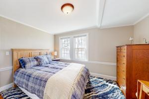 um quarto com uma cama, uma cómoda e uma janela em The Eagle's Hill em Plymouth
