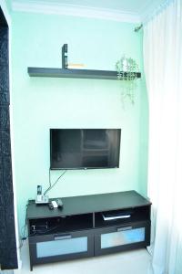a living room with a flat screen tv on a wall at Moderno apartamento para tu estancia in Licey