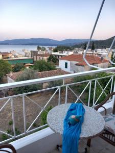 una mesa en un balcón con vistas al agua en Panorama en Methana