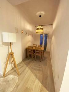 comedor con mesa, sillas y lámpara en Malvarrosa Private Rooms in Shared Apartment, en Valencia