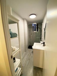 y baño con lavabo y espejo. en Malvarrosa Private Rooms in Shared Apartment en Valencia