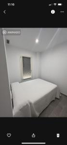 カディスにあるPiso Amaya Cadizの白いベッドルーム(ベッド1台、窓付)