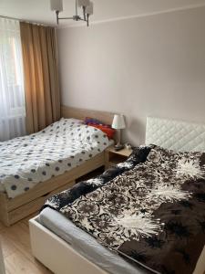 A bed or beds in a room at Apartament Zbyszek