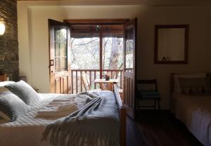 Parâmio的住宿－Casa do Parâmio - Montesinho，一间卧室设有一张床和一个窗口