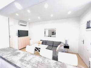 Televízia a/alebo spoločenská miestnosť v ubytovaní 1 Bedroom flat with Balcony Cannes Center Croisette 6ppl