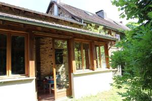 una casa con ventanas de cristal en un lateral en Maison de campagne avec terrain, en Mialet