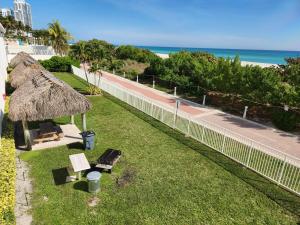una vista sulla spiaggia dal balcone di una casa di Entire Beach Front Condo w/ pool Amazing view 4pax a Miami Beach