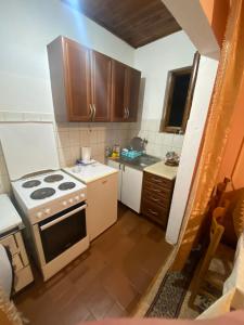 uma pequena cozinha com um fogão e um lavatório em Stolac Home River em Stolac