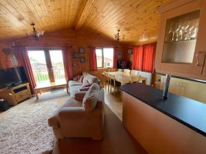 cocina y sala de estar con sofá y mesa en Surf Lodge, en West Down
