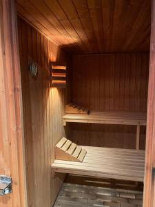 una sauna con 2 estanterías en una sala de madera en Apartment Bergoase Spitzingsee en Schliersee