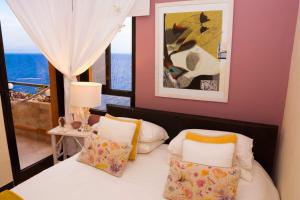 um quarto com uma cama e vista para o oceano em Mouna's House em Tabaiba