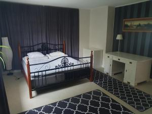 a bedroom with a bed and a desk in it at Mysig lägenhet för resande in Stocka